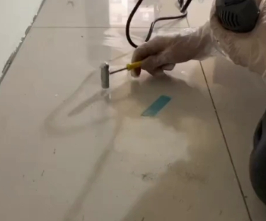 昆明瓷砖开裂维修公司专业分享瓷砖在铺贴前如果没有沥干水分，将会导致以下问题